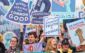 Eine Gruppe von Menschen, die dafür kämpfen, der Wissenschaft eine Stimme zu geben